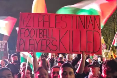 غضب في برمنجهام.. مظاهرات ضد مشاركة مكابي تل أبيب في الدوري الأوروبي